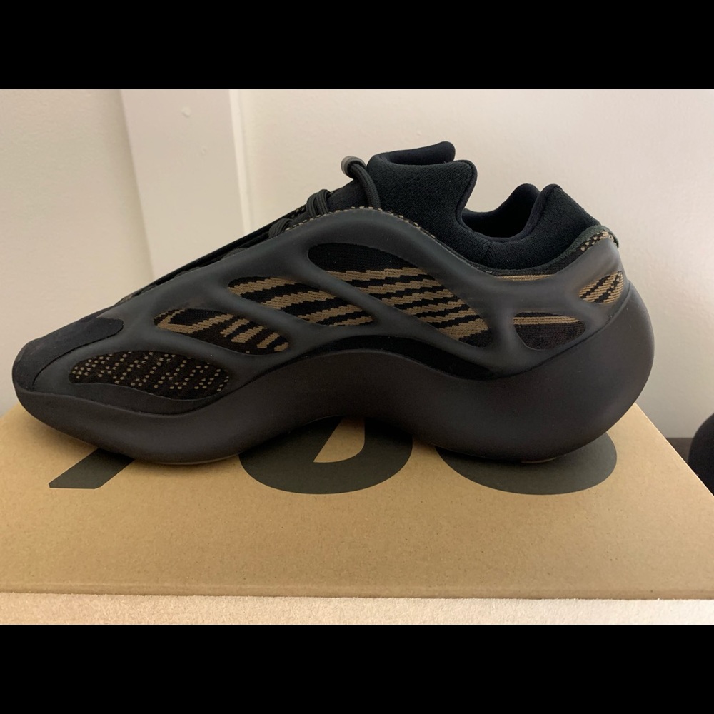 Adidas Yeezy 700 V3 - Clay Brown - Picture 2 of 9